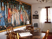 salotto Botticeli con murale della Primavera