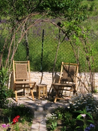 due sedie nel giardino