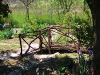 ponte in legno nel giardino